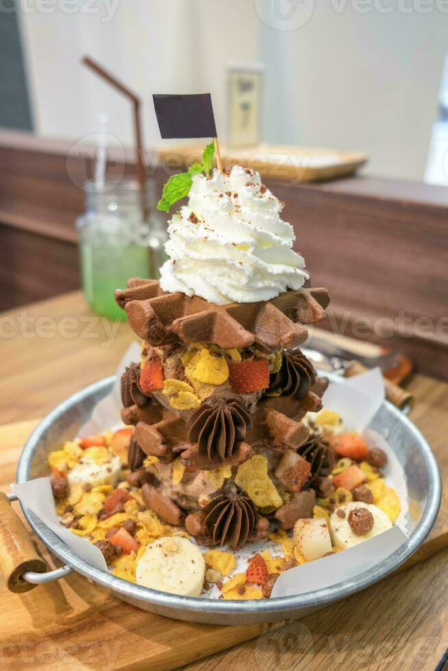 gofre chocolate hielo crema con varios Fruta y látigo crema foto