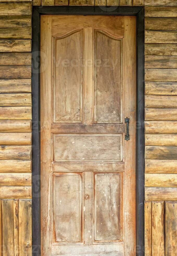 madera puerta en el teca casa foto
