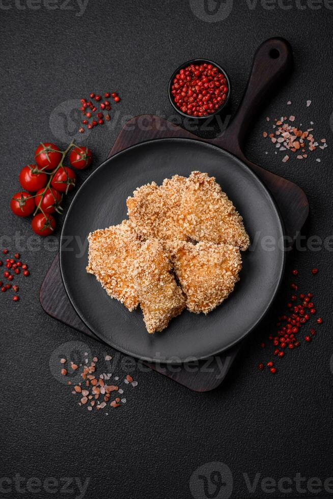 deliciosos nuggets de pollo crujientes y frescos sobre un fondo de hormigón oscuro foto