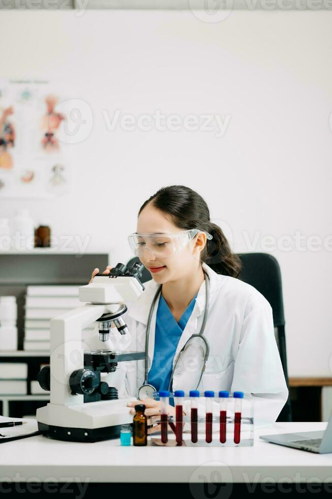 investigadora científica que realiza un experimento en un laboratorio químico foto