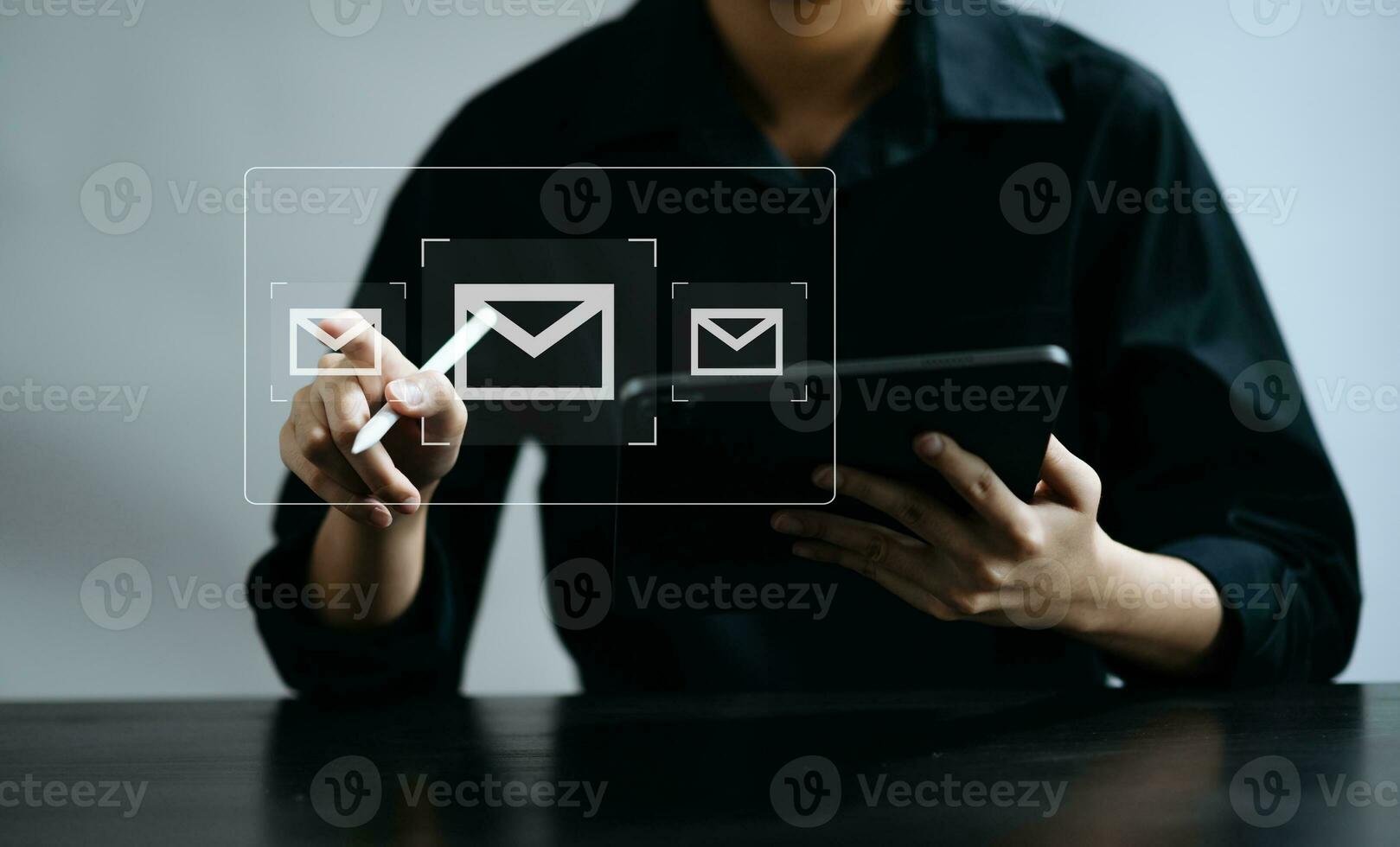 mujer manos utilizando computadora portátil, tableta mecanografía en teclado y surf el Internet con correo electrónico icono, correo electrónico márketing concepto foto