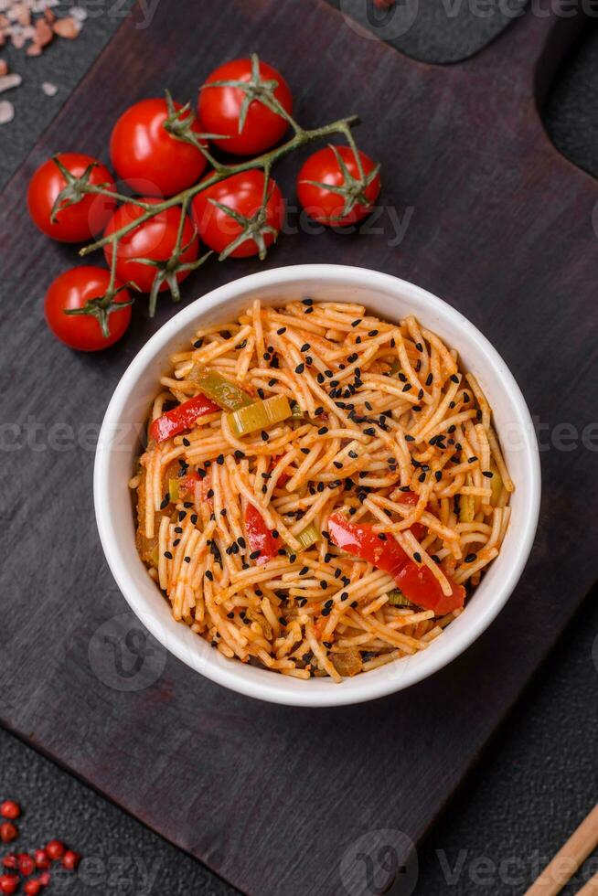 delicioso udon tallarines con carne o mariscos, verduras, sal y especias foto