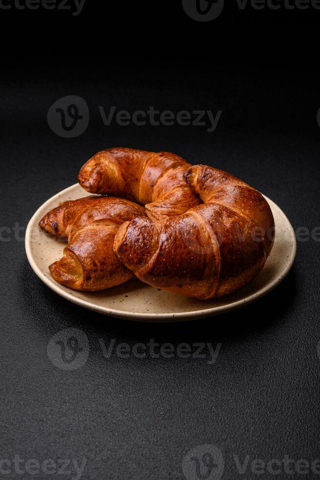 delicioso horneado crujiente croissants como un elemento de un vigorizante, nutritivo desayuno foto