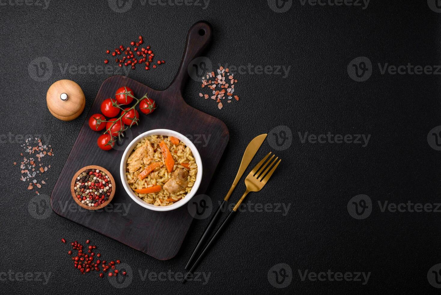 delicioso uzbeko pilaf con pollo, zanahorias, bérbero, especias y hierbas foto