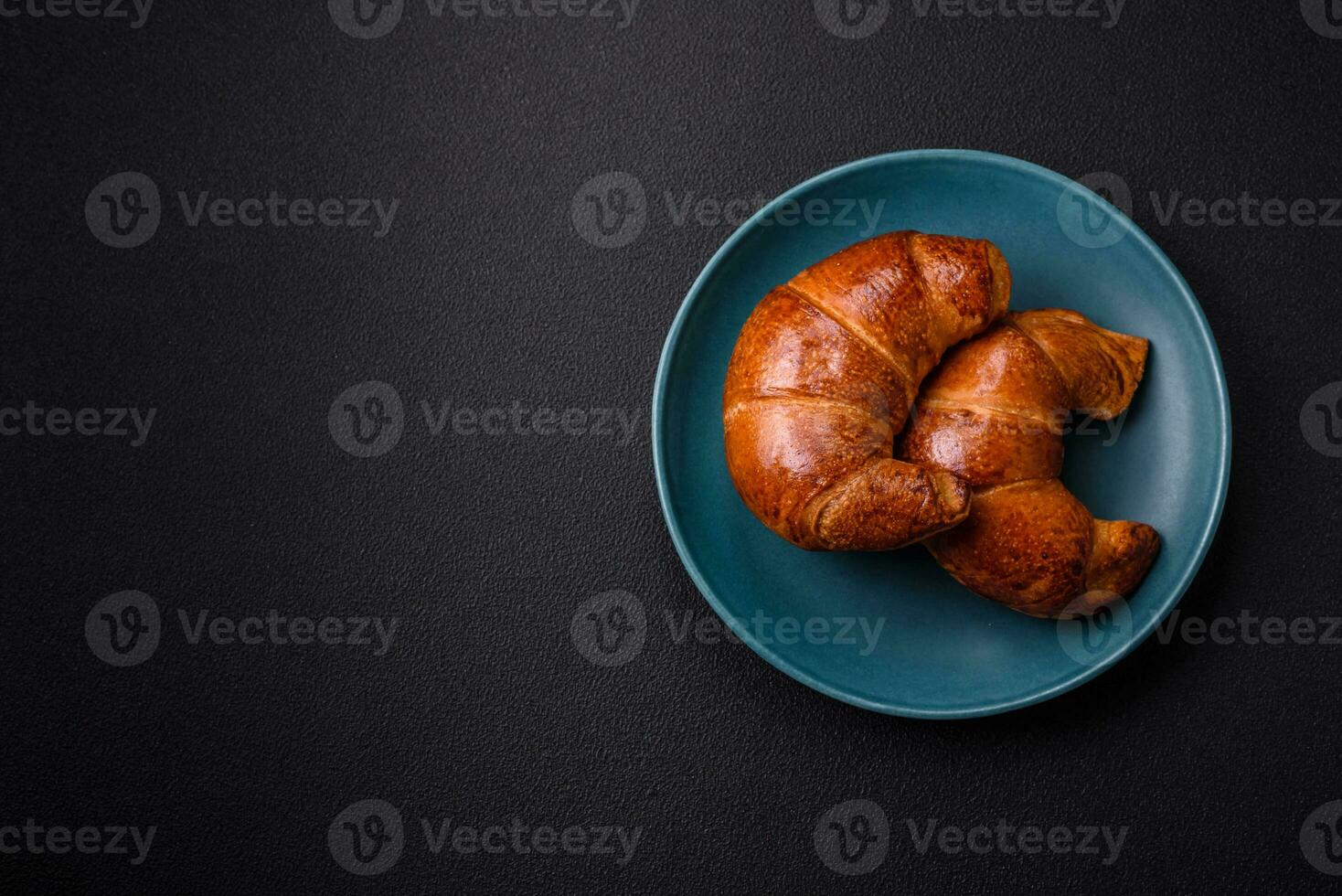 delicioso horneado crujiente croissants como un elemento de un vigorizante, nutritivo desayuno foto