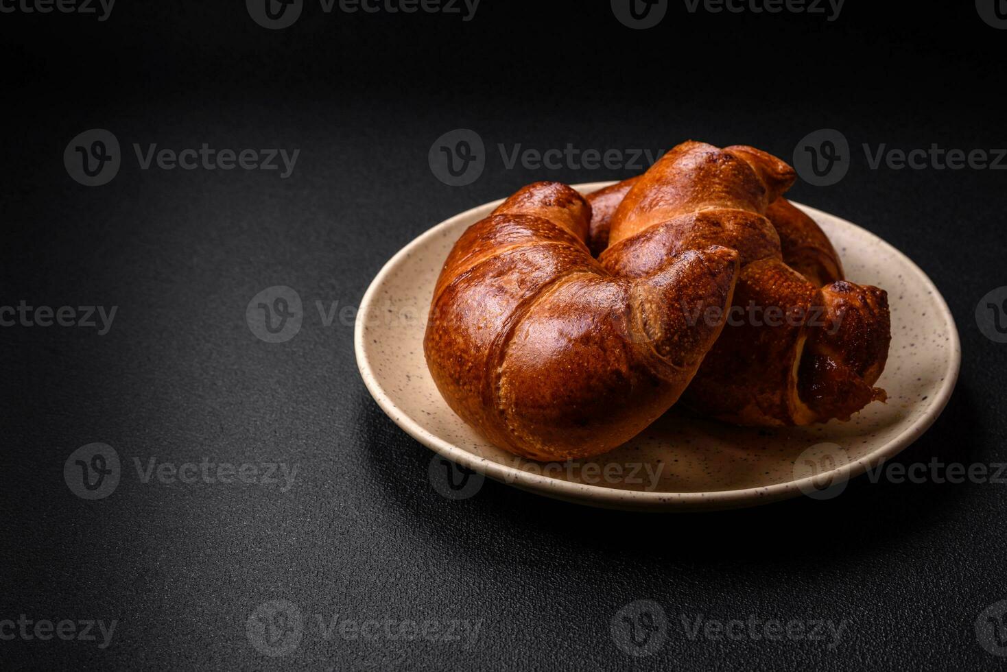 delicioso horneado crujiente croissants como un elemento de un vigorizante, nutritivo desayuno foto