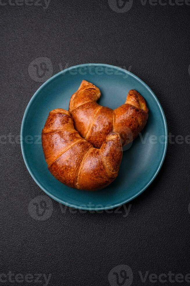 delicioso horneado crujiente croissants como un elemento de un vigorizante, nutritivo desayuno foto