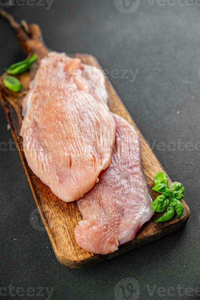 Turquía filete rebanada Fresco aves de corral carne sano comiendo Cocinando aperitivo comida comida bocadillo en el mesa Copiar espacio comida antecedentes foto