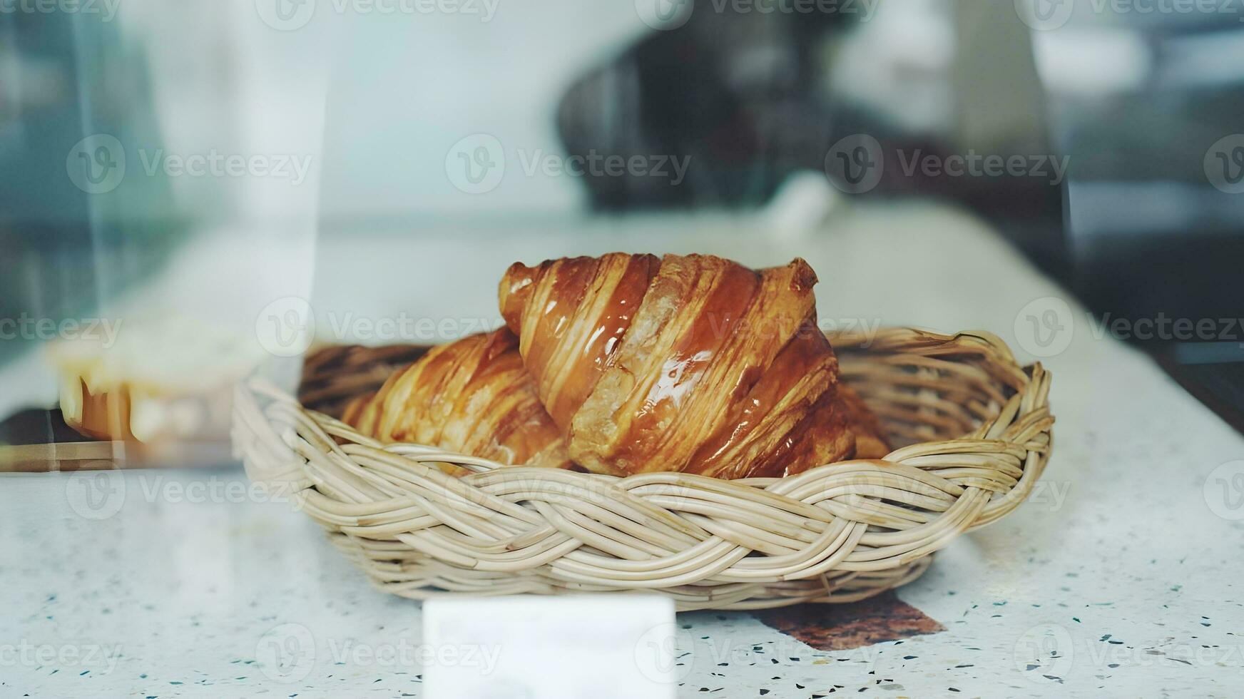 Fresco croissants en un mimbre cesta en contra el antecedentes. ver desde arriba. foto