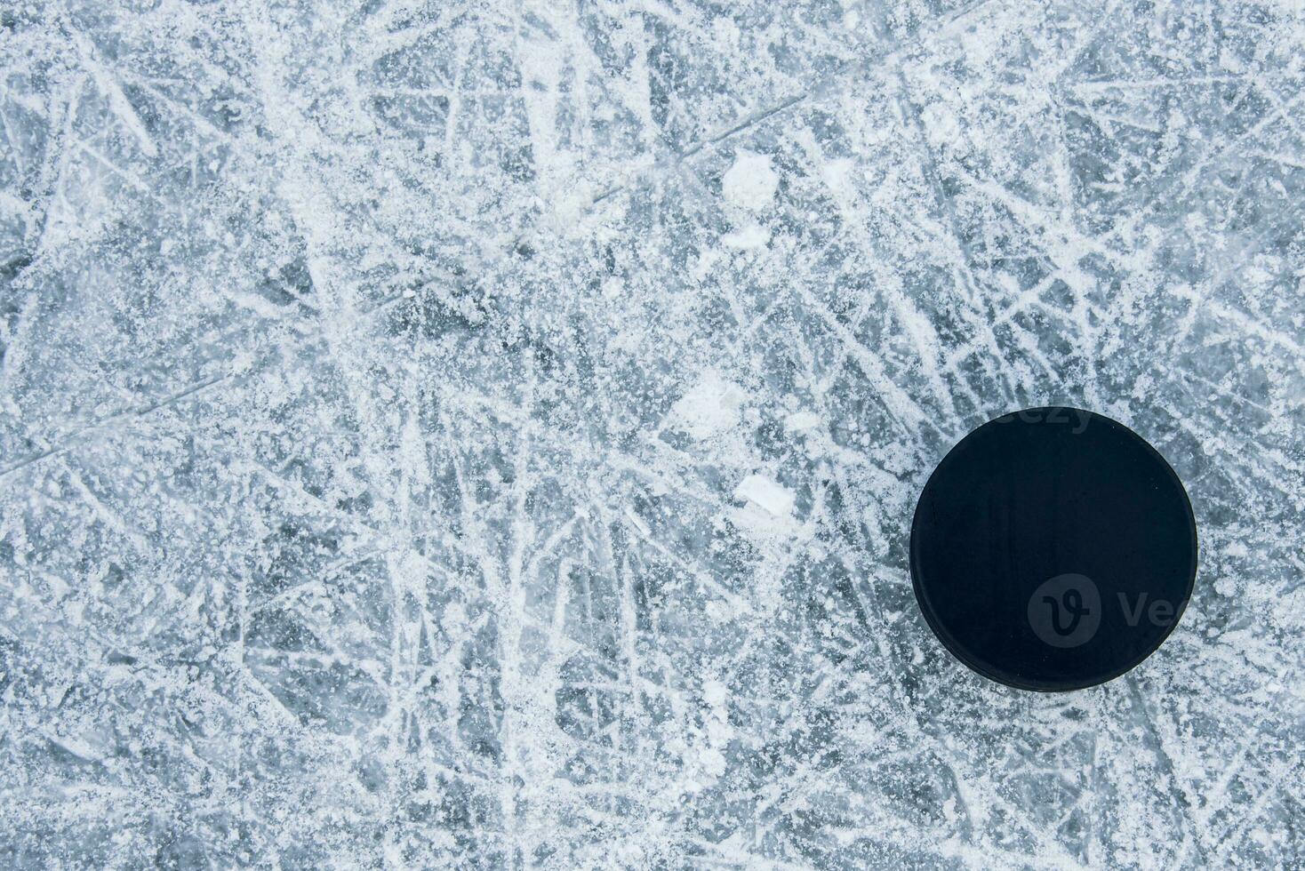 hockey disco mentiras en el nieve de cerca foto