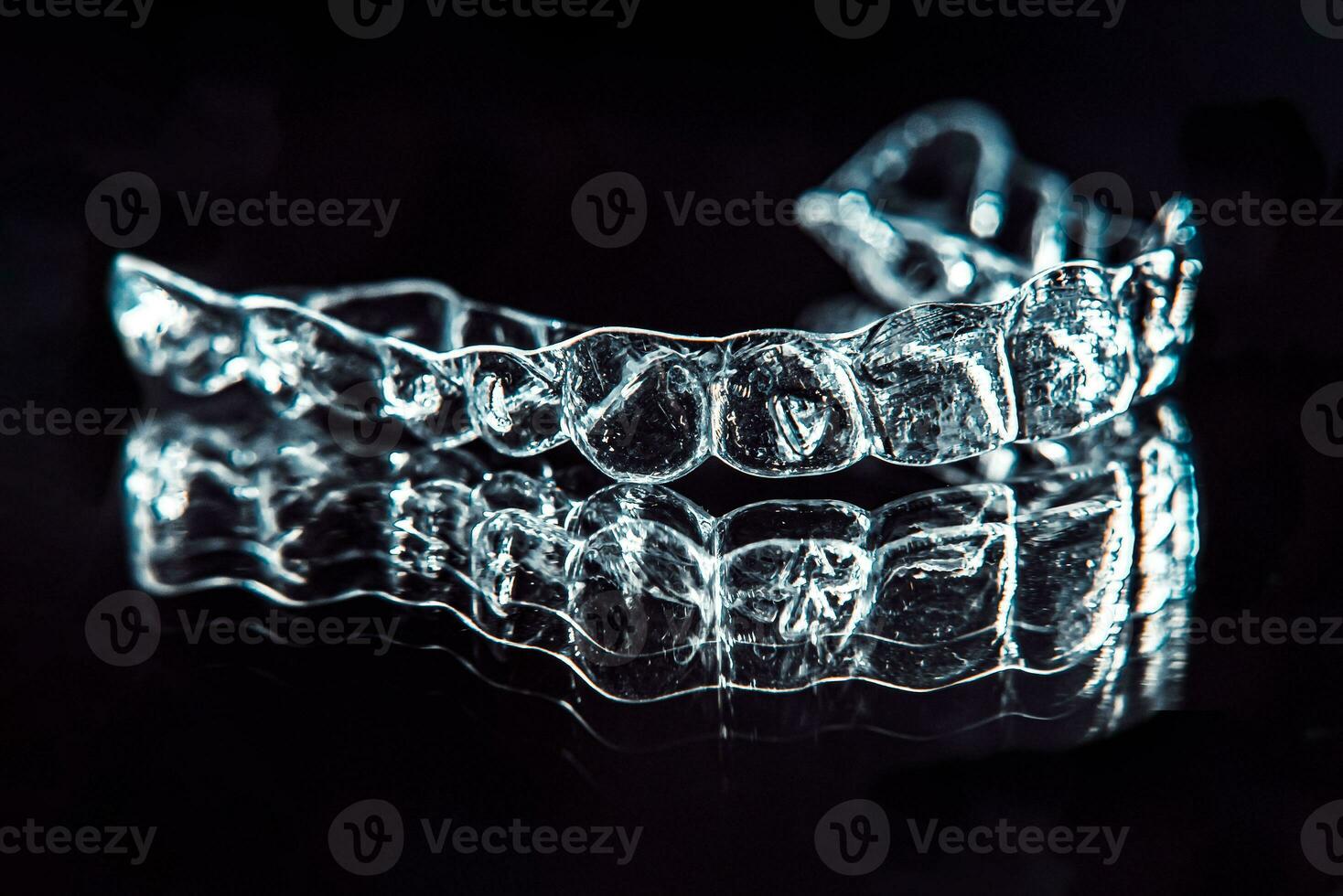 invisible dental dientes soportes diente alineadores en negro antecedentes. el plastico tirantes odontología retenedores a enderezar dientes. foto