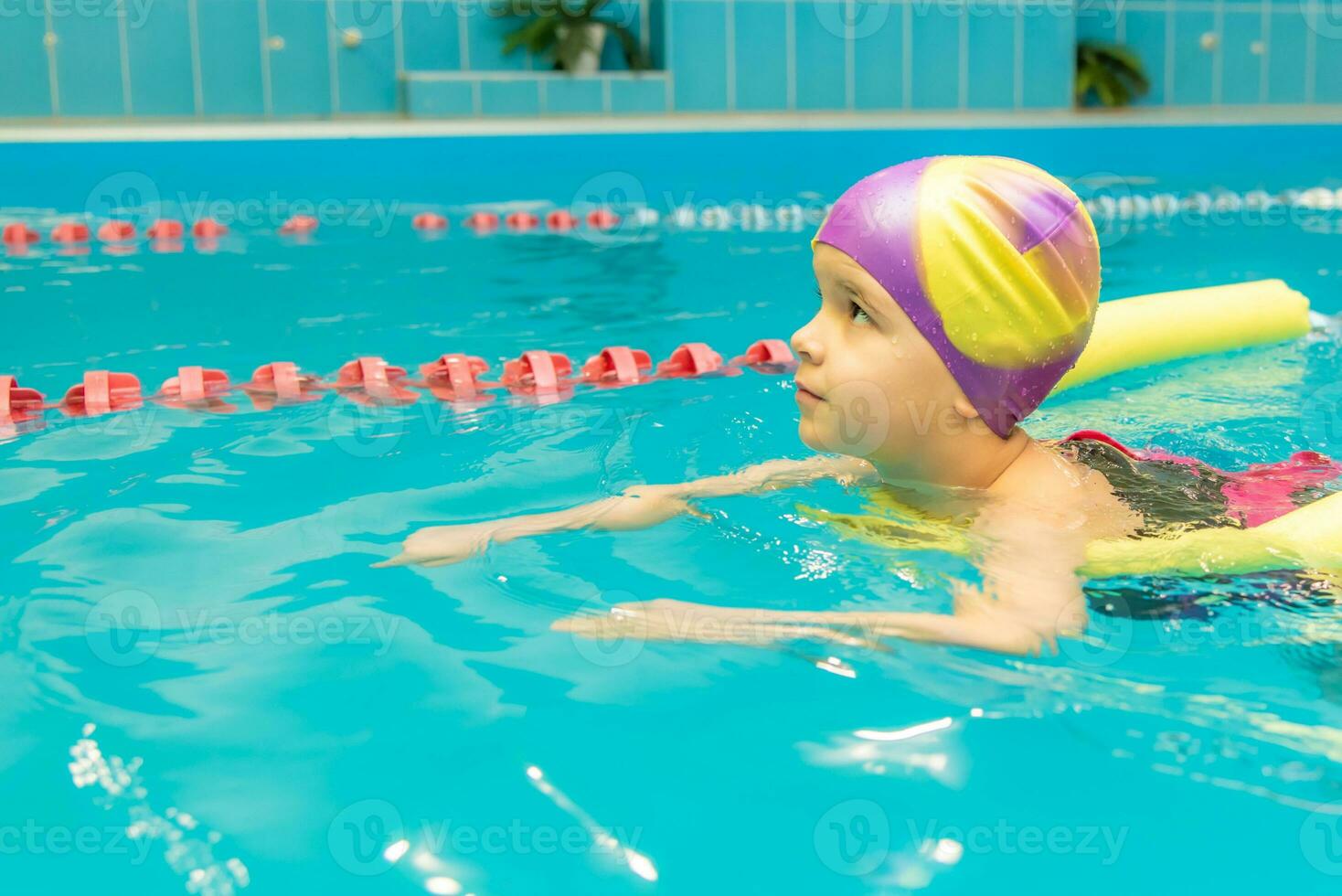 pequeño niño nadar en un interior piscina. foto