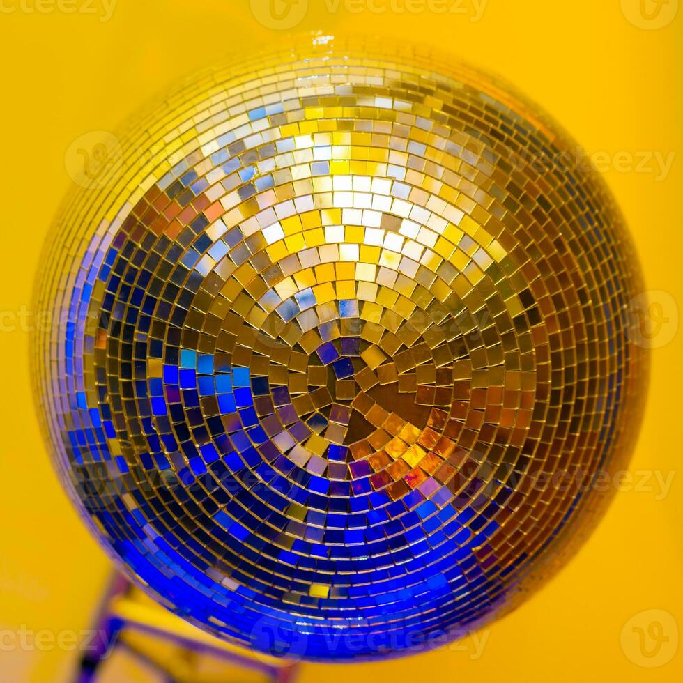 grande disco pelota en un de colores antecedentes en un Club nocturno foto