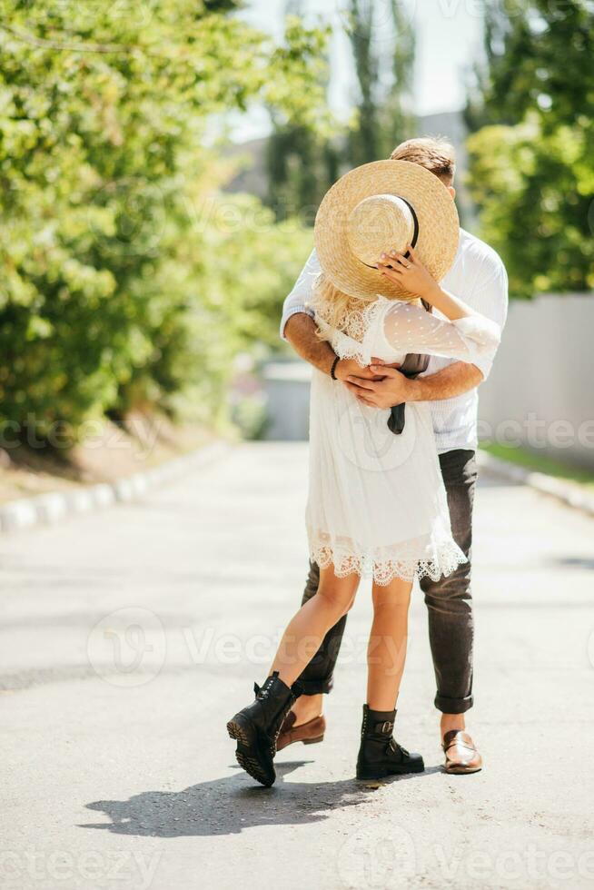 amoroso y contento Pareja besos al aire libre en verano foto