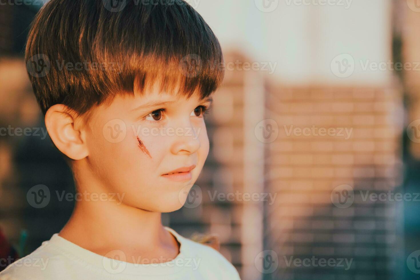 retrato de un linda chico con un cicatriz en su cara foto