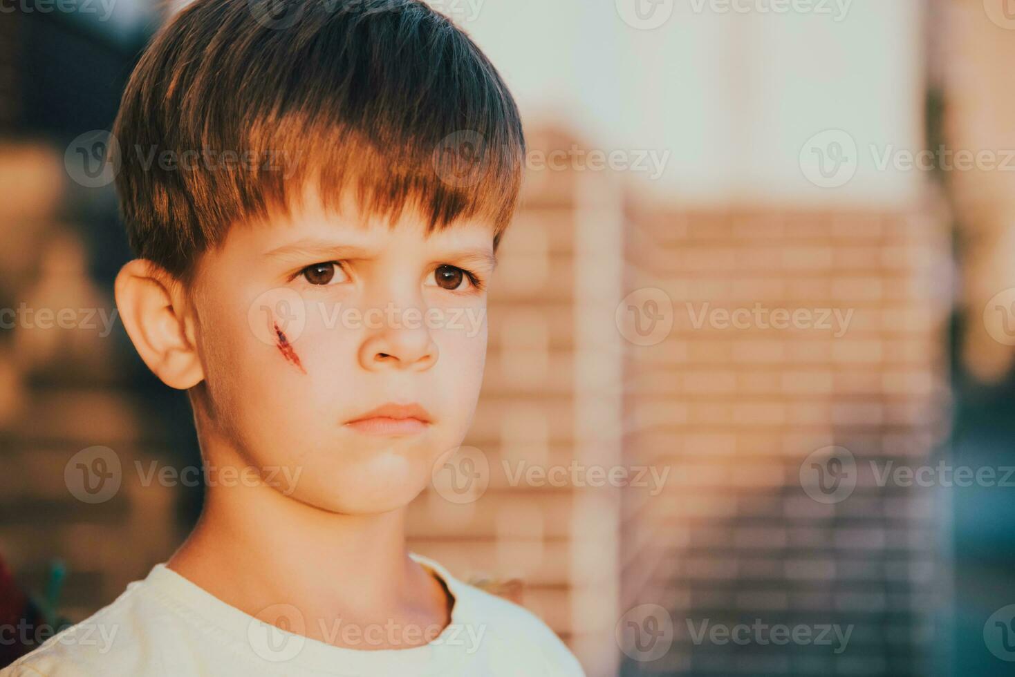 retrato de un linda chico con un cicatriz en su cara foto