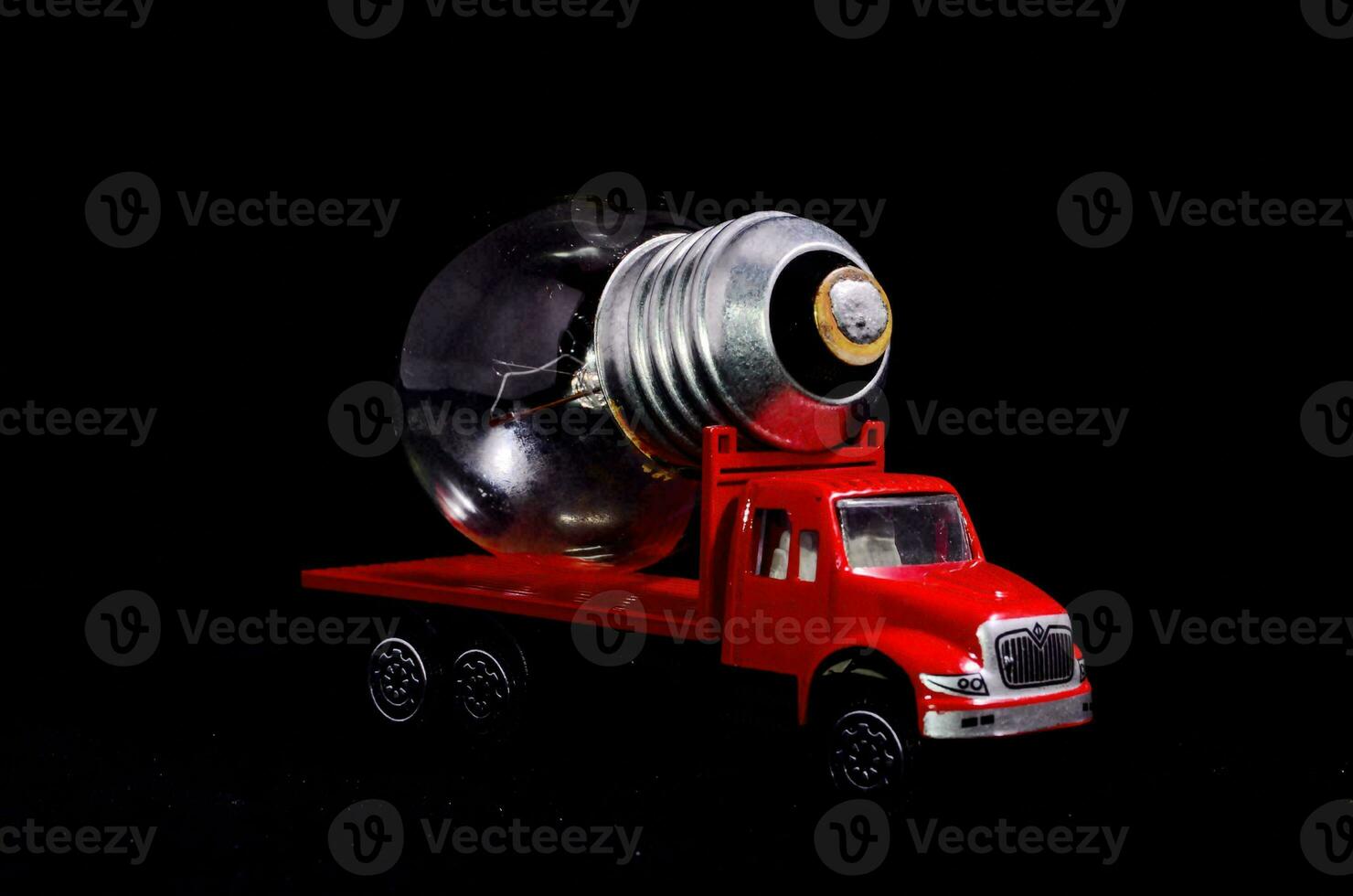 un juguete camión con un ligero bulbo en parte superior foto