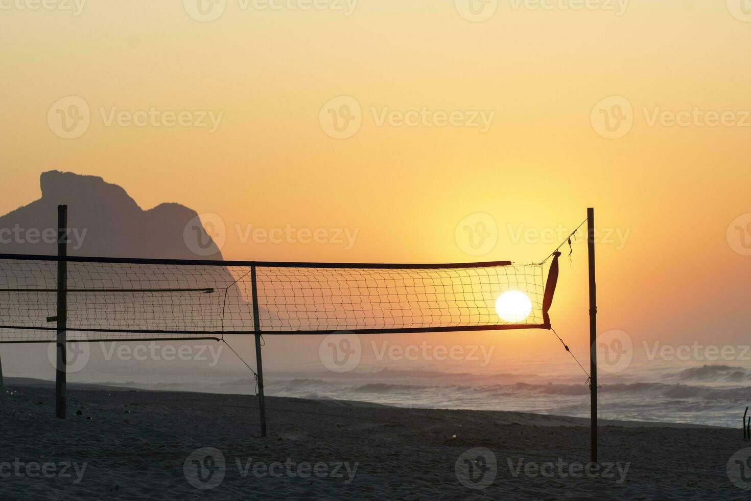 recreación dos bandeirantes playa a amanecer con el pedra da dio un montaña foto