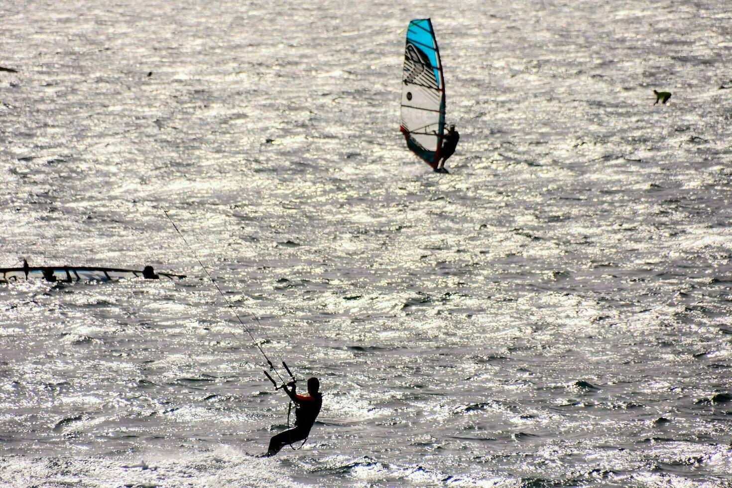 un hombre kiteboarding en el Oceano foto