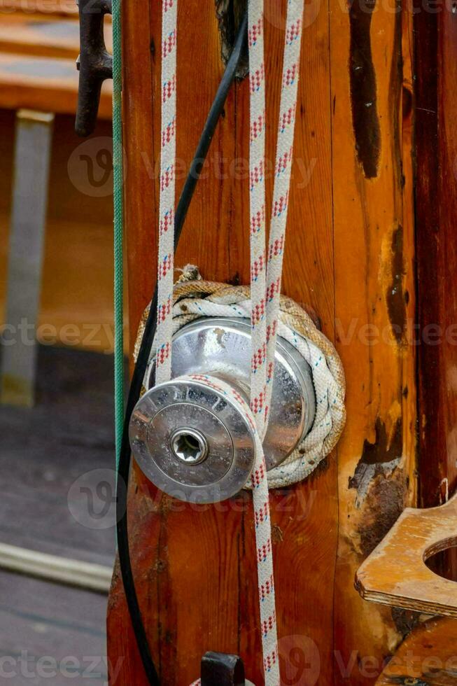 un cerca arriba de un cuerda y un bloquear en un barco foto