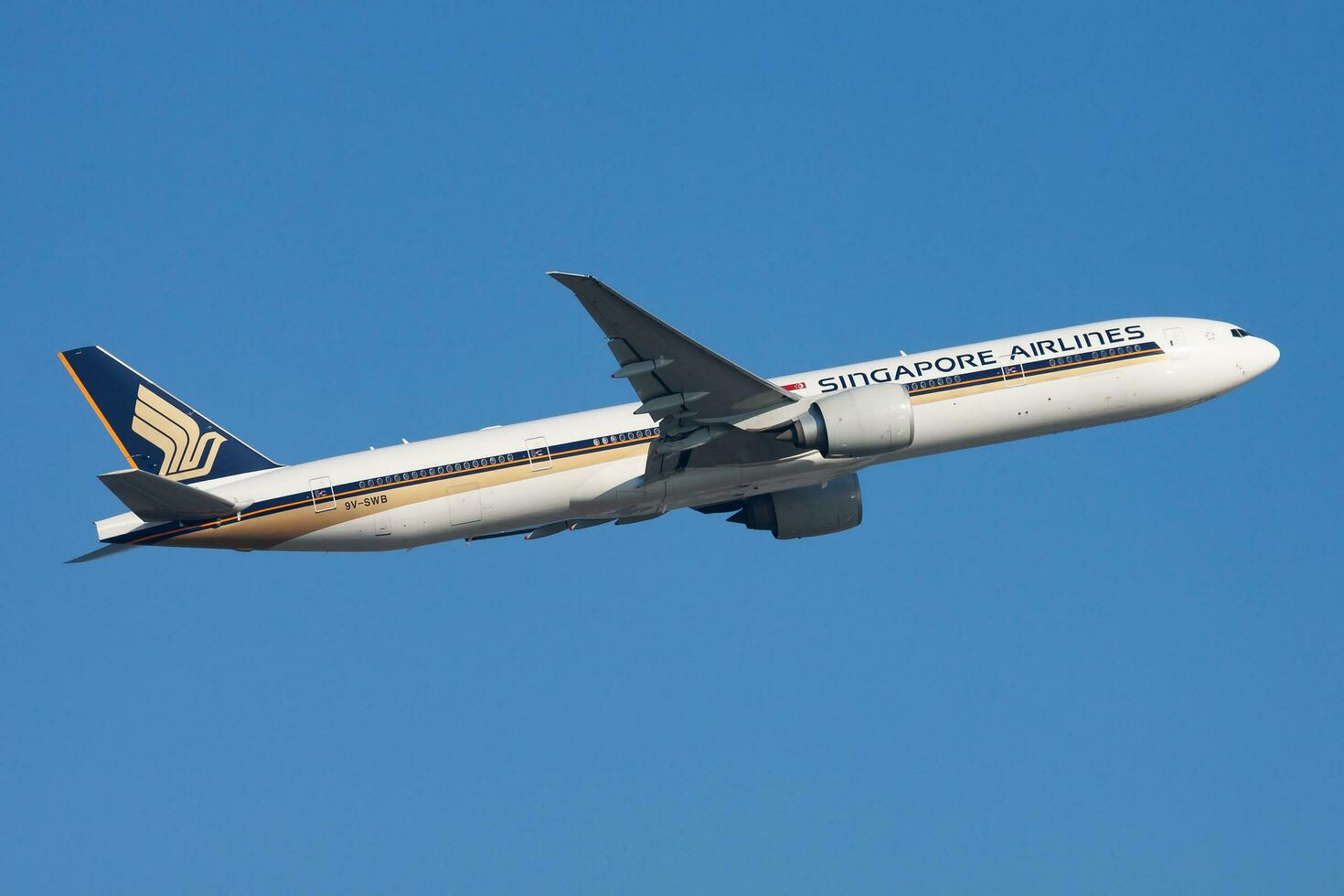 Singapur aerolíneas boeing 777-300er 9v-swb pasajero avión salida y tomar apagado a hong kong chek regazo kok aeropuerto foto