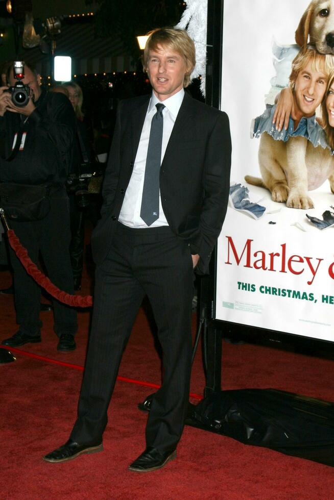 Owen Wilson arriving at the Marley  Me World Premiere at the Manns Village Theater in Westwood CA on December 11 2008 photo