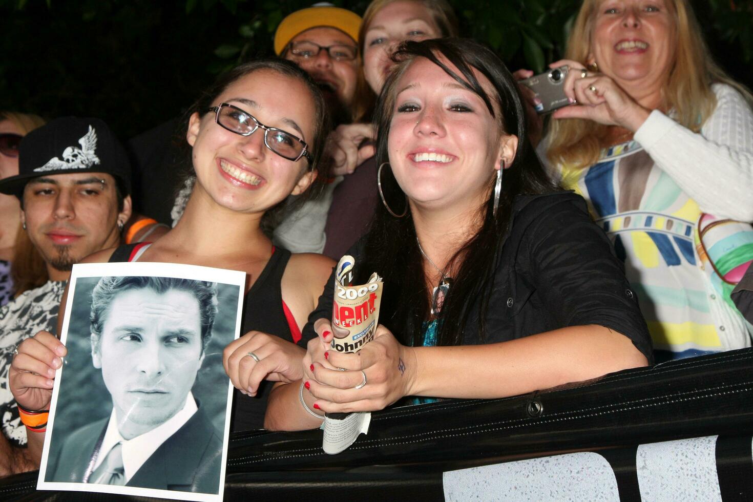 aficionados atmósfera llegando a el público enemigos estreno a el mans pueblo teatro en madera del oeste California en junio 23 2009 foto