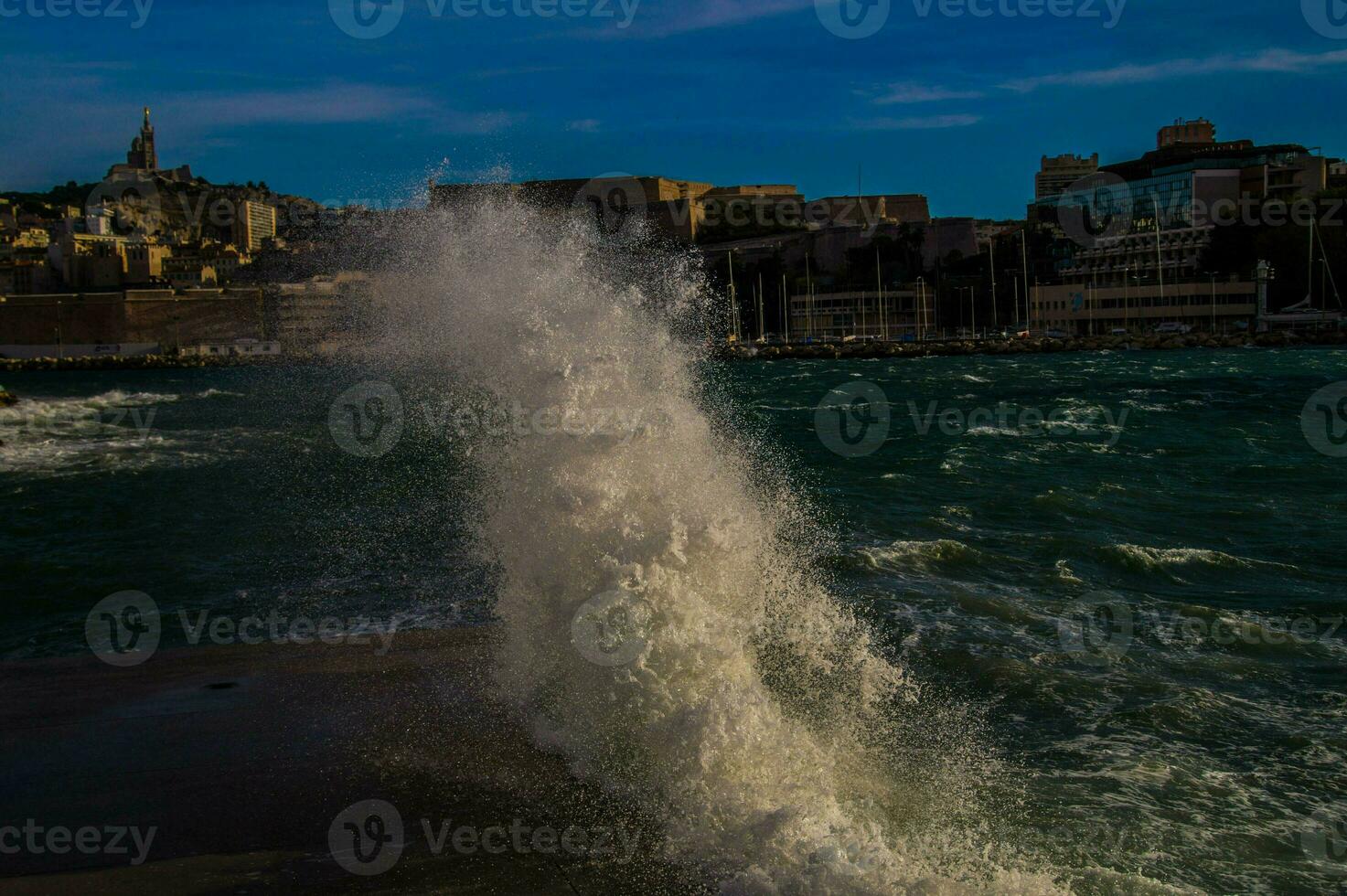 ola en el Puerto de Marsella foto