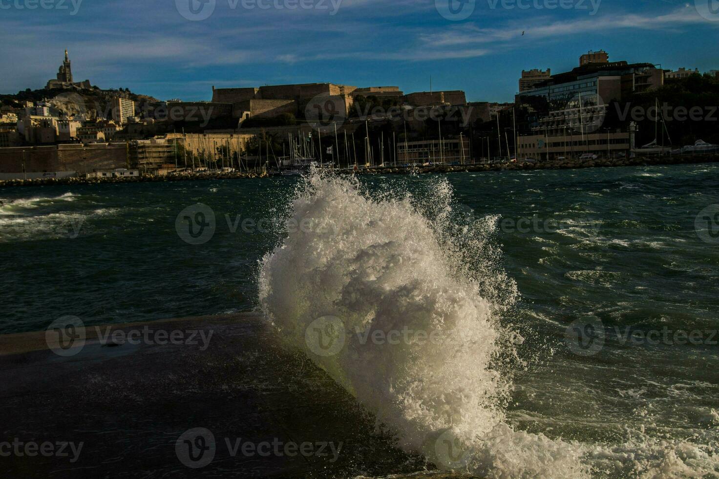 ola en el Puerto de Marsella foto