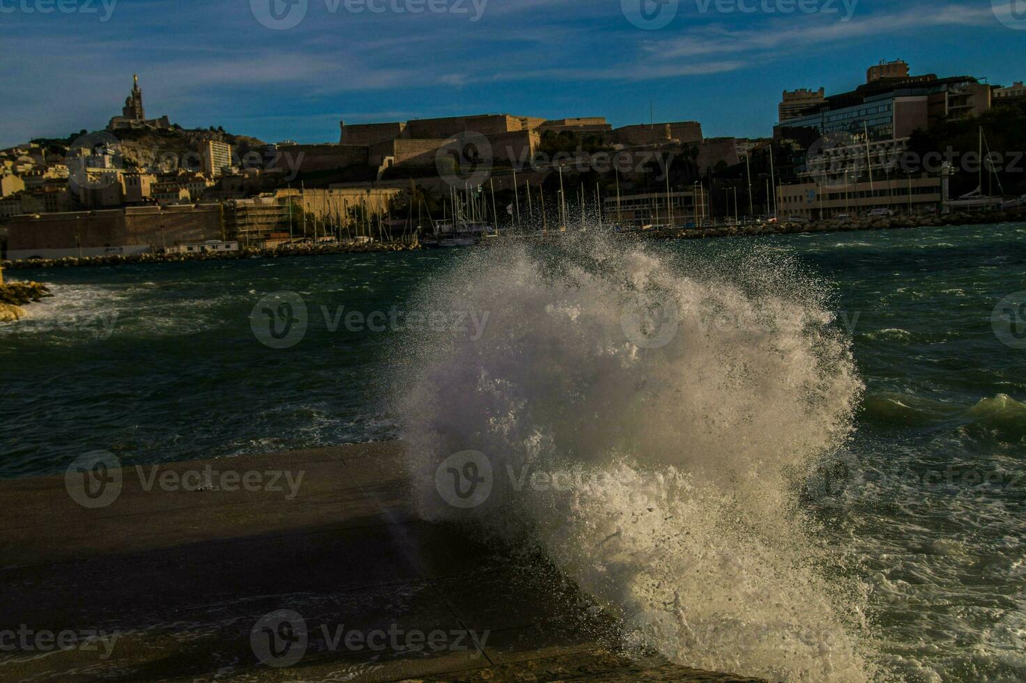 ola en el Puerto de Marsella foto