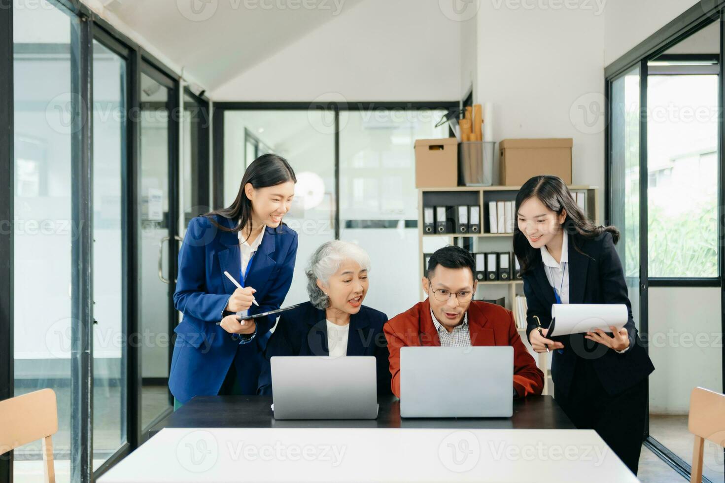 grupo de joven asiático negocio personas que se discute negocio plan a puesta en marcha en oficina foto