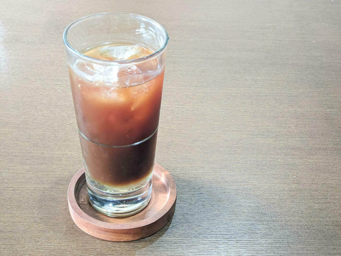 americano Menos azúcar con hielo café en un vaso foto