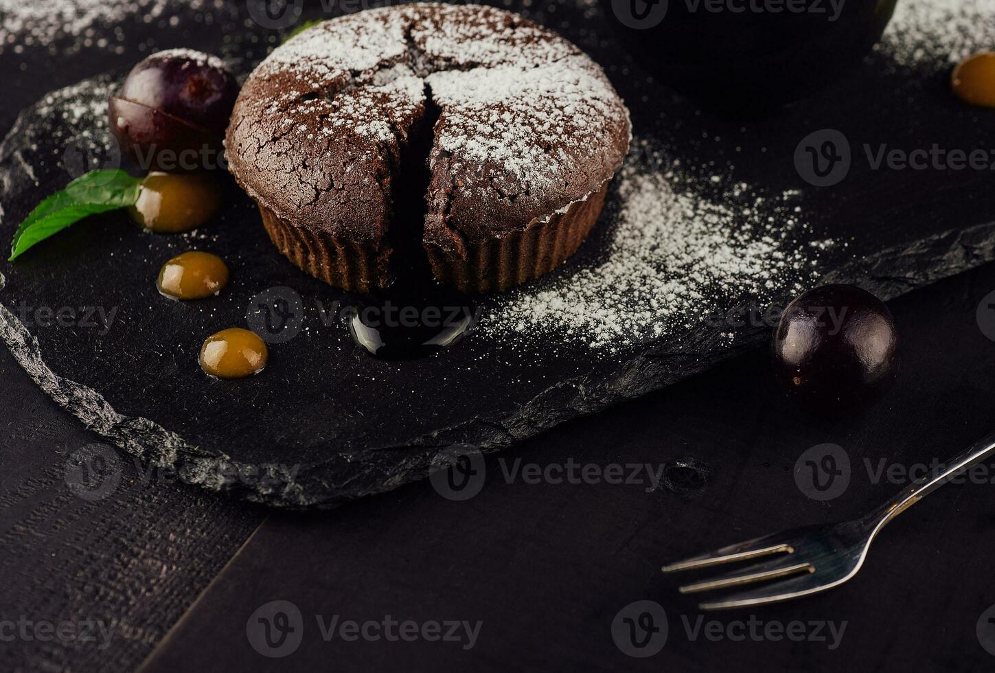 delicioso fundido chocolate lava pastel con vainilla hielo crema foto