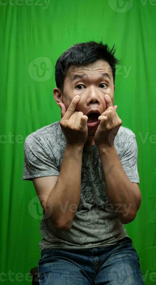 un hombre transporta profundo emoción mediante un sombrío expresión retrato de tristeza foto