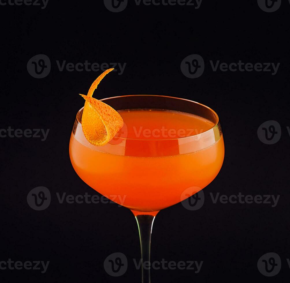 Fresco naranja alcohólico bebida con naranja pelar foto