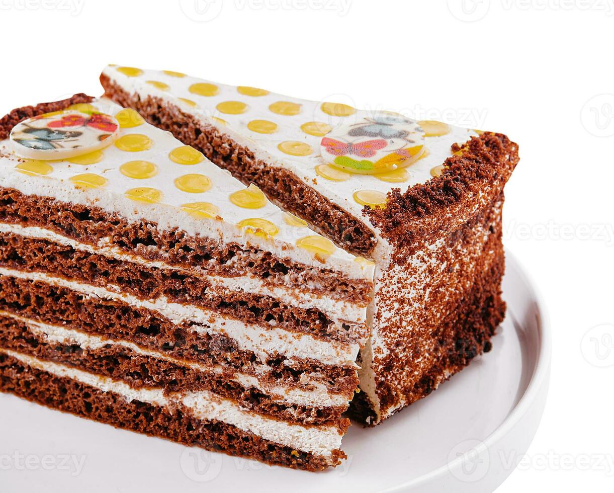 chocolate pastel con crema en blanco plato foto