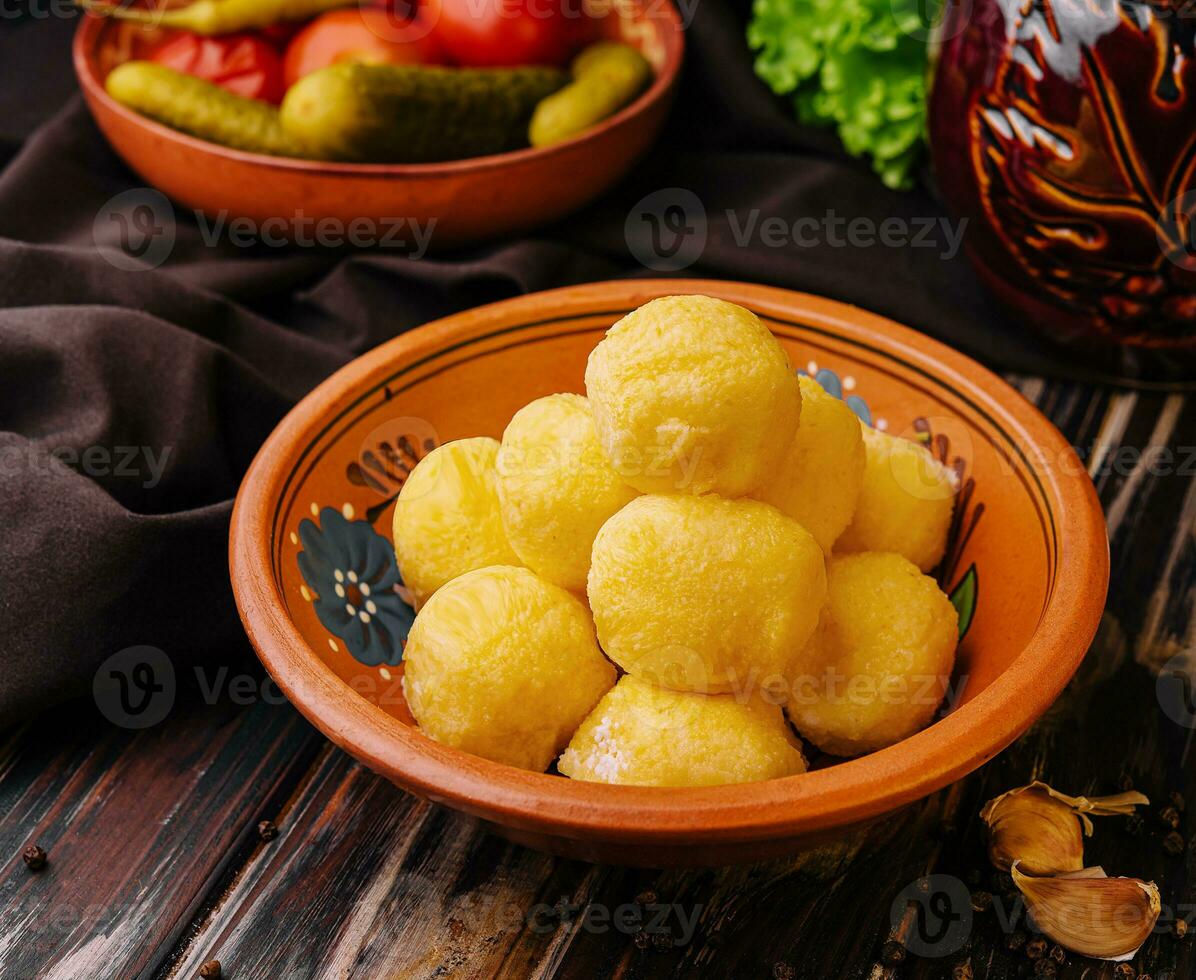 queso pelotas con ajo dentro en cuenco foto