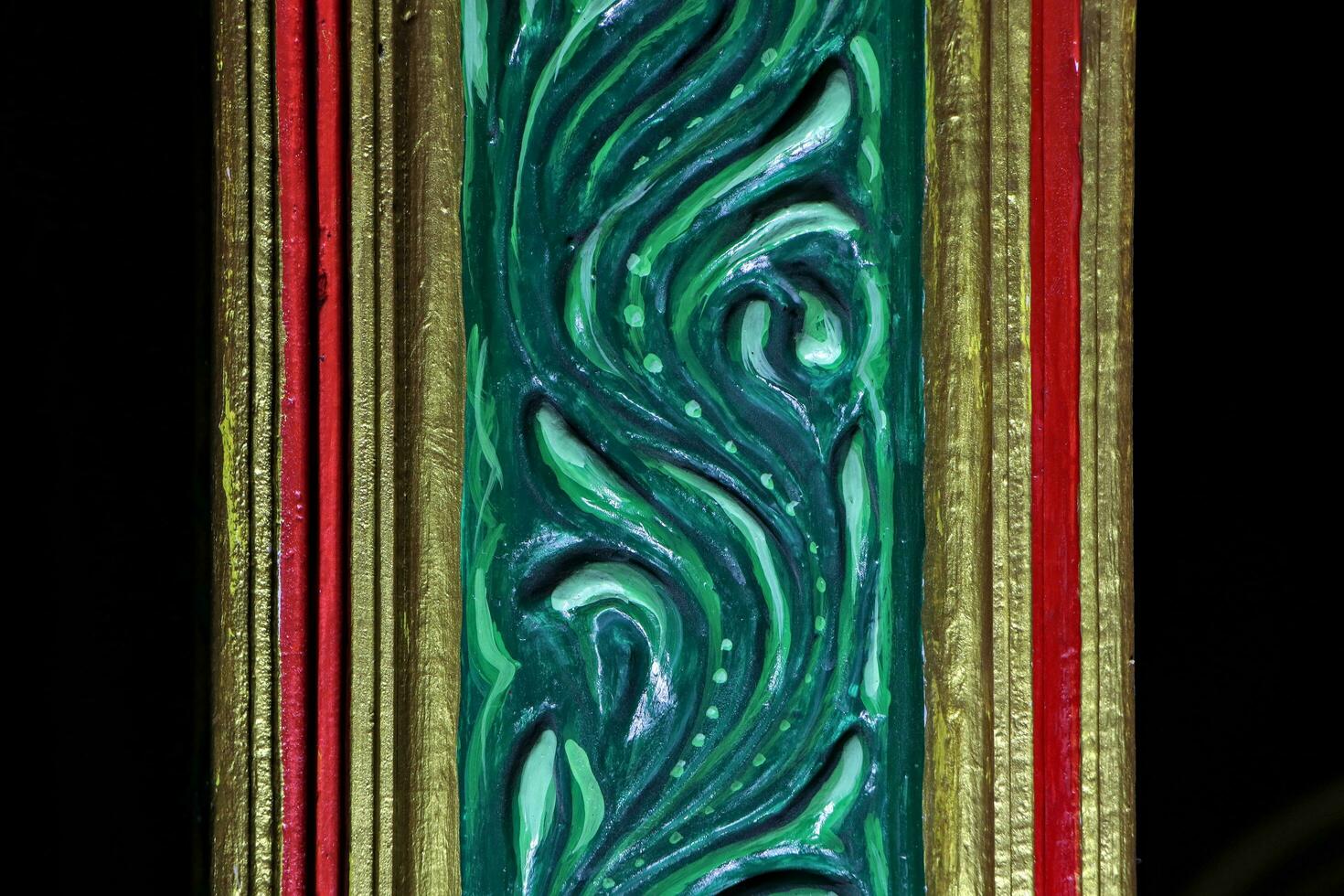 The patterns carved on the pillars are as beautiful as paintings. photo