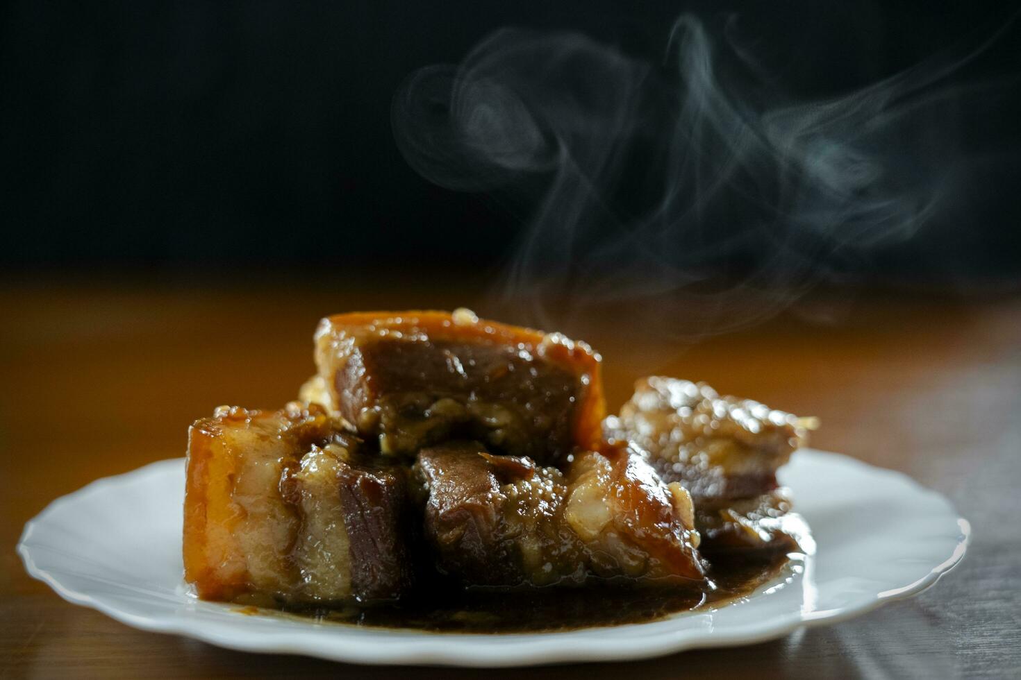 cocido a fuego lento Cerdo barriga en dulce negro soja salsa, chino alimento. foto