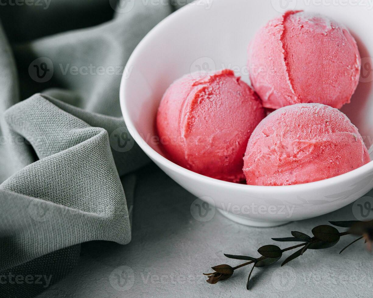 sabroso fresa helado pelotas en cuenco foto