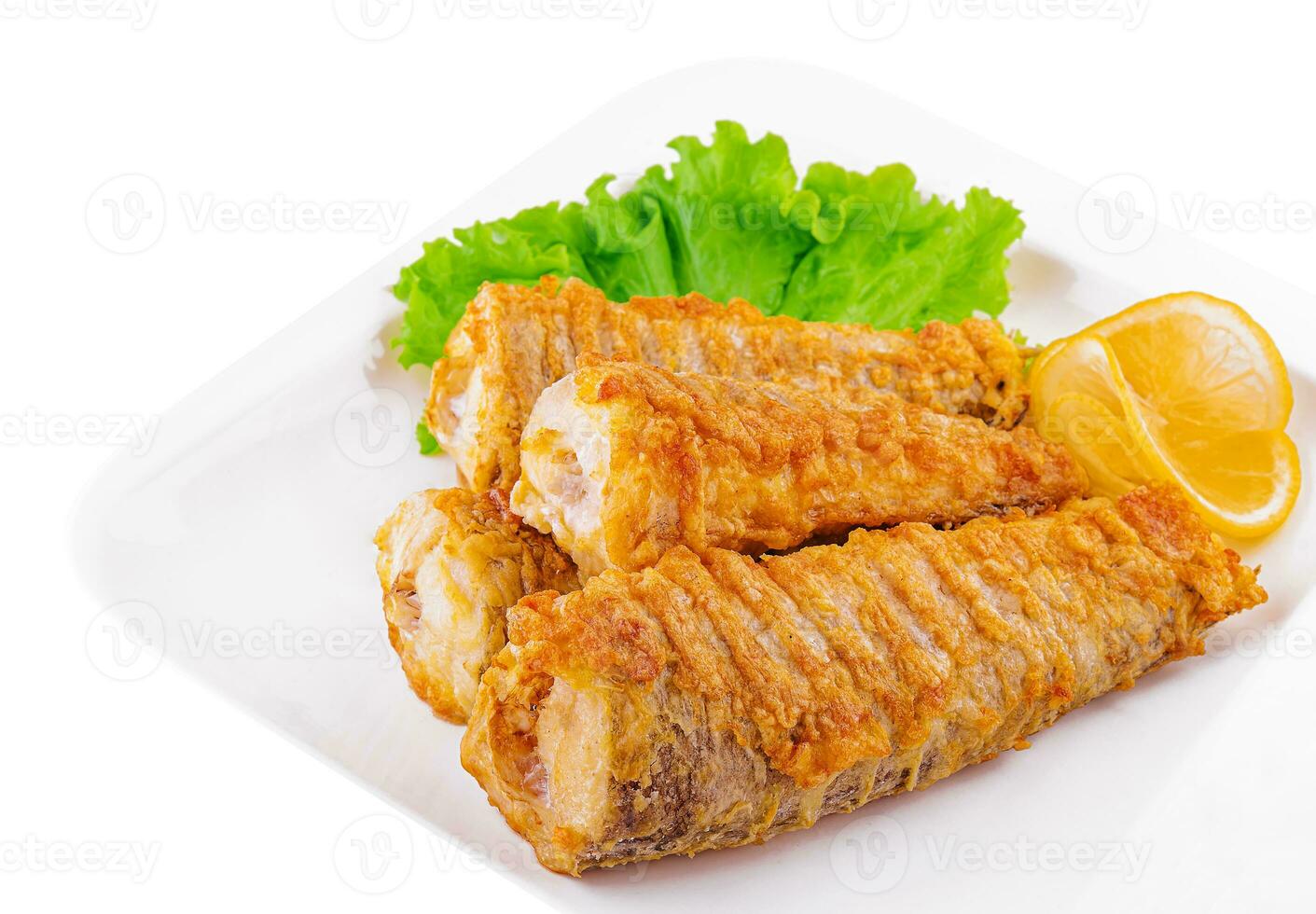 delicioso frito pescado con limón en plato foto