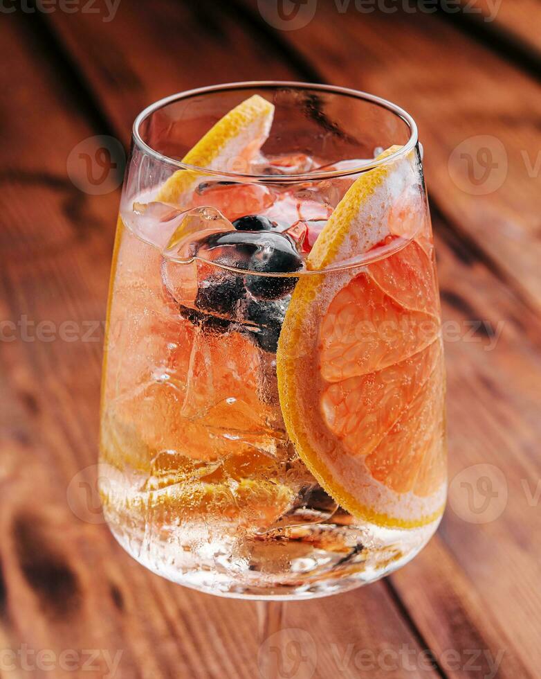 alcohólico cóctel con pomelo, soda, hielo y Ginebra foto