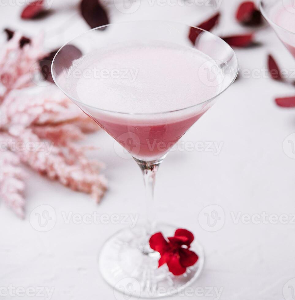 fresa alcohol cócteles en martini vaso foto