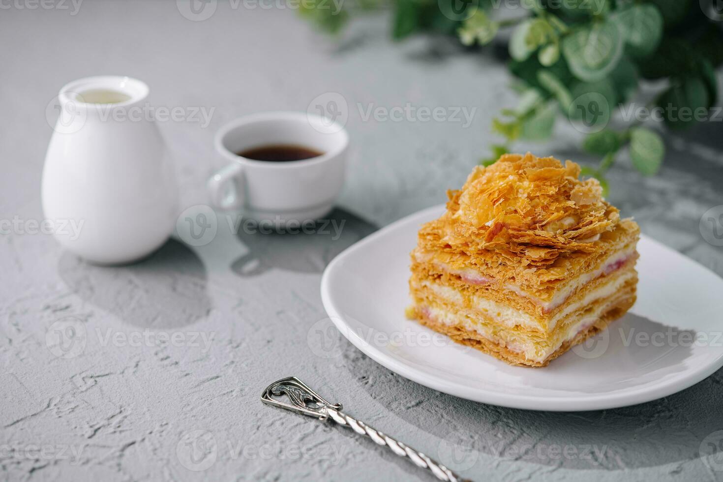 Napoleón pastel rebanadas con taza de café foto