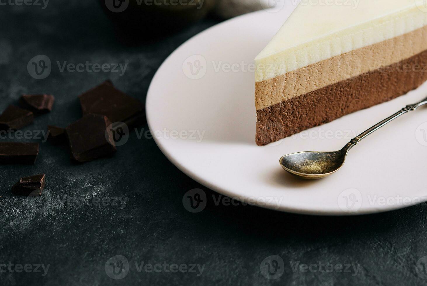 chocolate en capas mousse pastel en plato foto