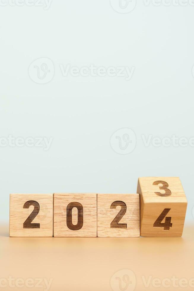 2023 cambio a 2024 año bloquear en mesa. meta, resolución, estrategia, plan, comenzar, presupuesto, misión, acción, motivación y nuevo año conceptos foto