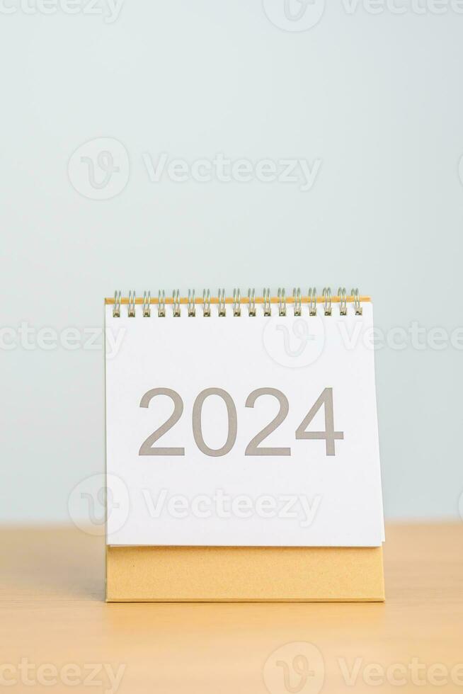 2024 año calendario en mesa antecedentes. contento nuevo año, resolución, objetivos, plan, acción, misión y financiero concepto foto