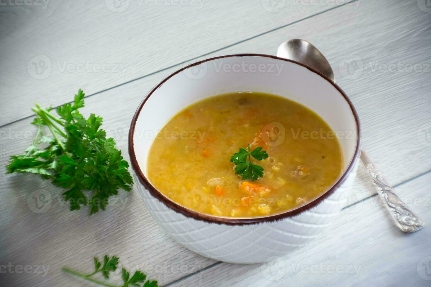 seco guisante sopa en un plato con hierbas foto