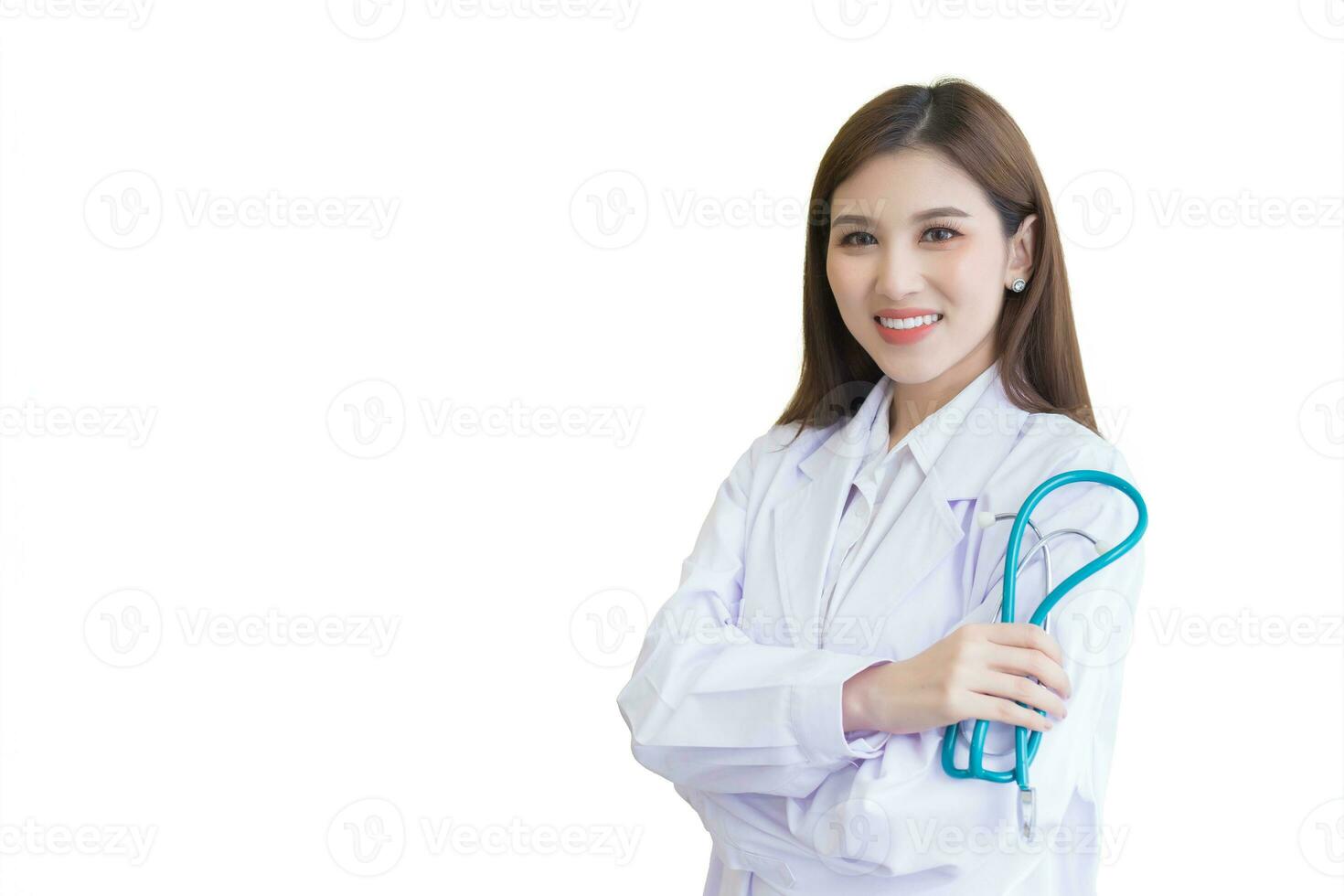 profesional joven asiático mujer médico en pie con brazos cruzado contento y sonrisa en hospital. vistiendo blanco túnica y estetoscopio mientras aislado en blanco antecedentes. foto