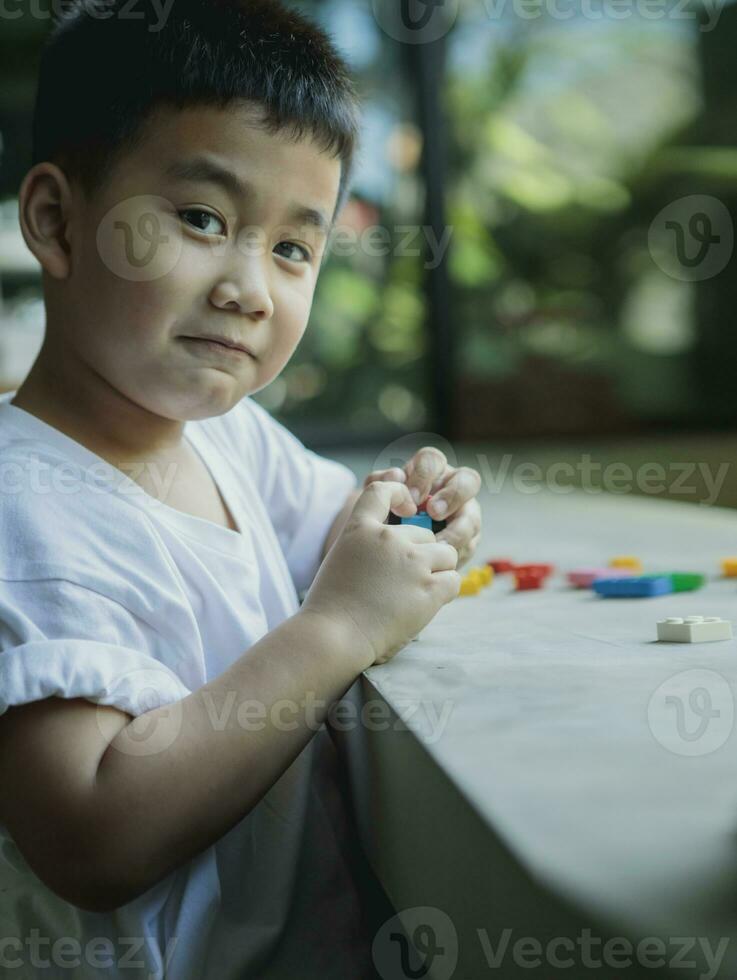 niños jugando juguetes para niños en casa sala de estar foto